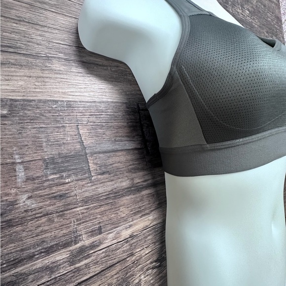 Gymshark Gray Performance Sports Bra Womens Size XS - Picture 3 of 7